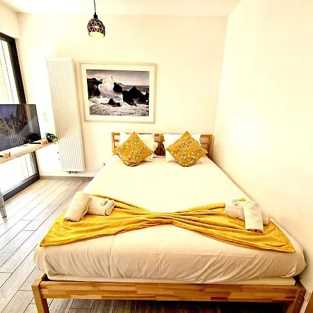 Urban Light Opening Onto A Terrace Appartement *