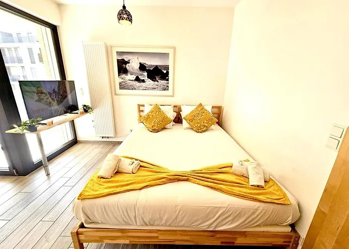 Urban Light Opening Onto A Terrace Lägenhet *